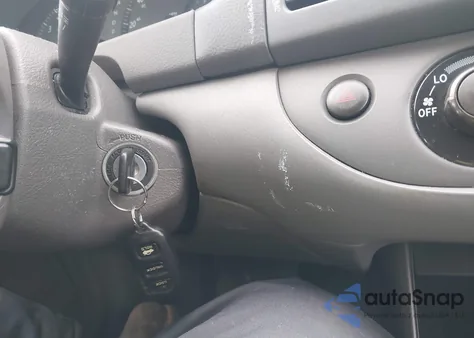 2004 Toyota Camry Le z USA, uszkodzony, nr VIN 4T1BE32K84U817401